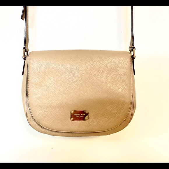 Michael Kors Handbags - Michael Khor’s beige leather crossbody purse.